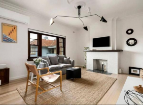 ‘Lynton-Sur-Mer’ - Beachside Apt with Heating